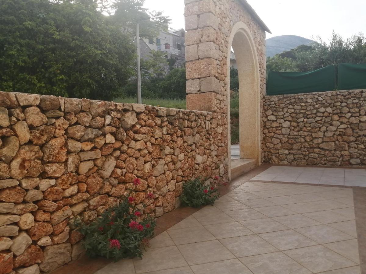 Apartments Borovina Бол Екстер'єр фото