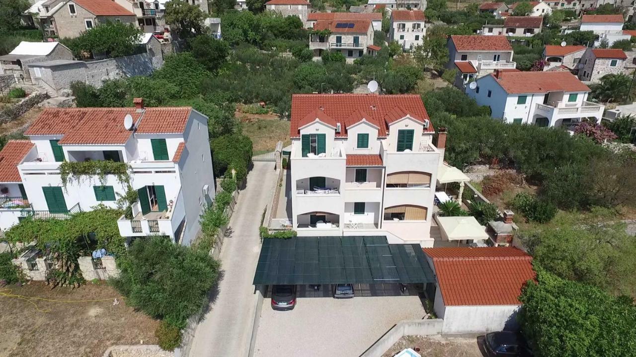 Apartments Borovina Бол Екстер'єр фото